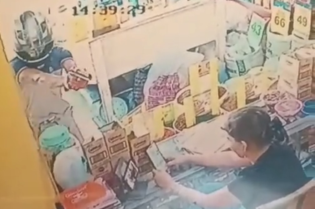Businesswoman shot dead inside her store as helmeted gunman flees the scene - Philippines