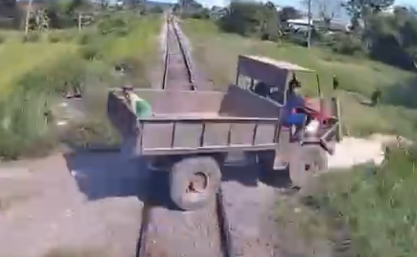 Train slams into farm vehicle at crossing, leaving one dead and two injured - Vietnam