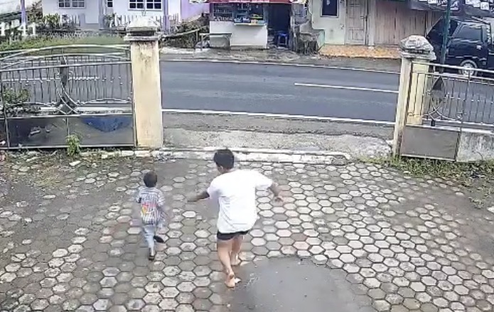 Child searching for mother runs into road and is struck by truck in tragic accident - Indonesia