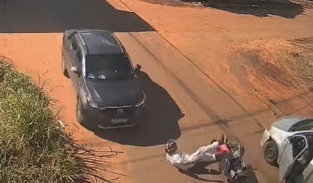 Motorcyclist killed after sudden car door collision leads to fatal secondary impact with another vehicle - Brazil