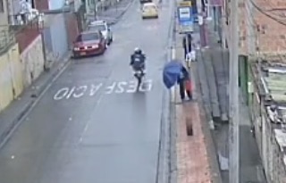Woman killed after being struck by a loose tire in Bogotá - Colombia