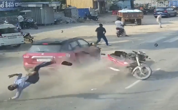 Speeding car plows through vehicles in Miryalaguda, one killed, two injured - India