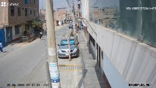 Father gunned down in front of his daughter moments after picking her up from school in Lima - Peru