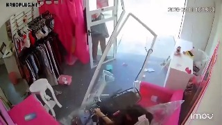 Two 14-year-old girls were injured after losing control of a motorcycle and crashing into a shop in Caseros - Argentina