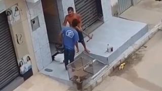 Man seriously injured after being struck in the head with a pickaxe during a heated argument - Brazil