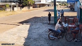 Man killed after being stabbed in the neck during a fight at a bar, with the suspect still on the run - Brazil