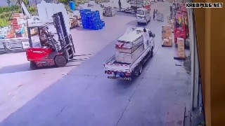 Woman seriously injured after forklift strikes cargo and knocks her from the back of a truck - China