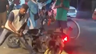 Young couple brutally beaten with bamboo sticks in the middle of a busy Berhampur road - India