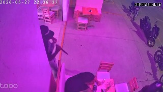 Young man fatally stabbed after being distracted by a supposed friend in a shocking ambush captured on camera - Colombia