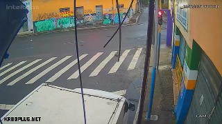 Motorcyclist killed after running red light and colliding with city bus - Brazil
