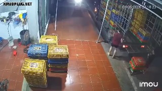 Speeding taxi crashes into parked truck during unloading operation - Vietnam
