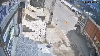 Man collecting spilled wheat at a grain market dies after being run over by a truck - India