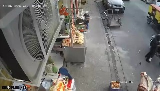 Poultry merchant shot dead while opening his business in a targeted attack captured on CCTV - Ecuador