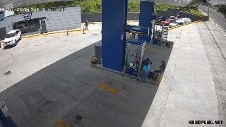 Out-of-control vehicle plows into a gas station, seriously injuring three workers - Honduras