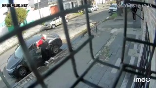 Suspected robber shot dead after allegedly attempting to rob a retired federal police officer outside his home - Argentina