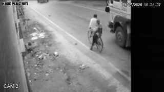 Cyclist crushed by truck after losing balance and falling onto road in Varanasi - India